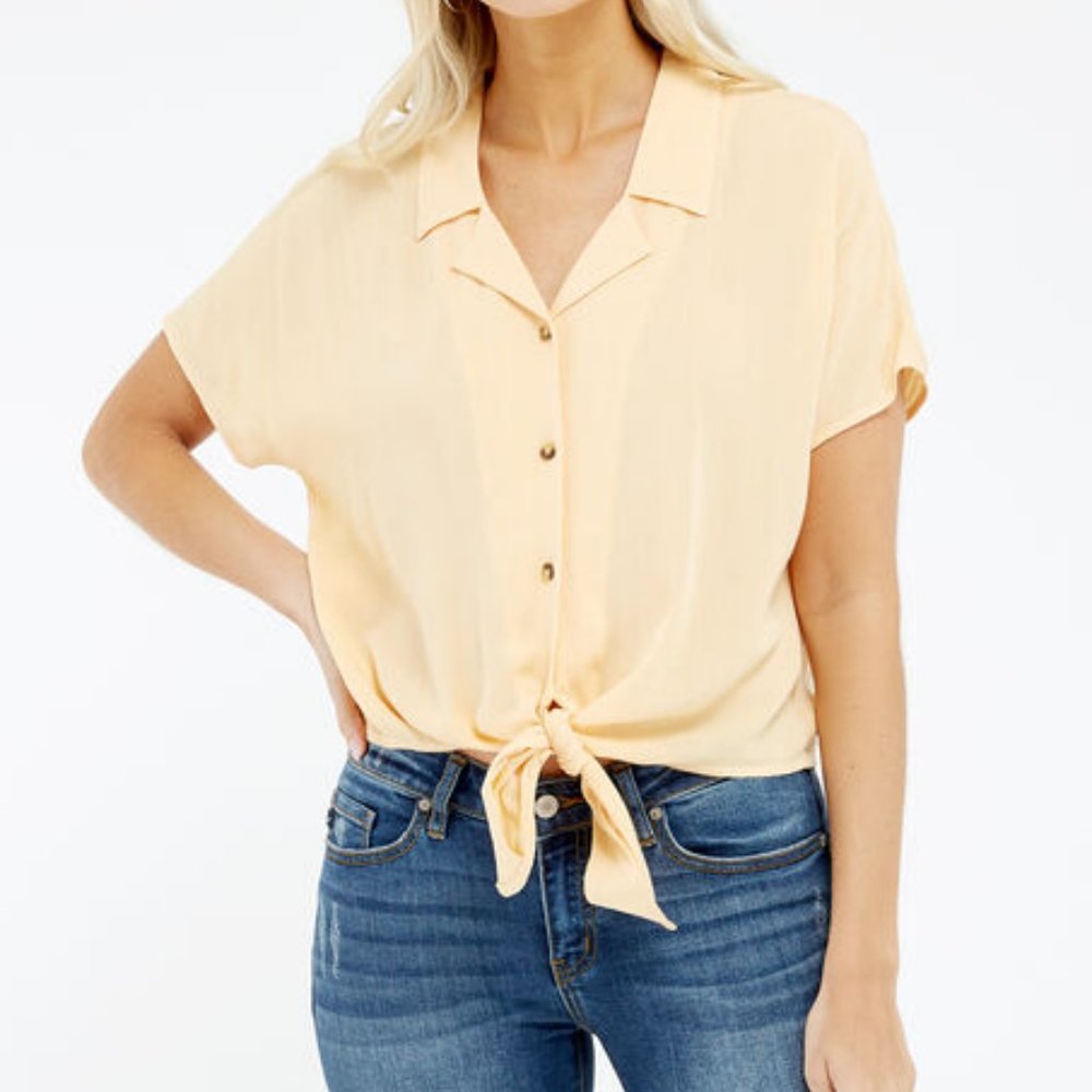 3 for $10/ Peach knotted hem button up / size M